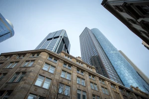 Oszczędzanie bez wyrzeczeń: 7 mikro-nawyków (kawa, zakupy, rachunki) które realnie zwiększają budżet domowy — plan na 30 dni i przykład wyliczeń
